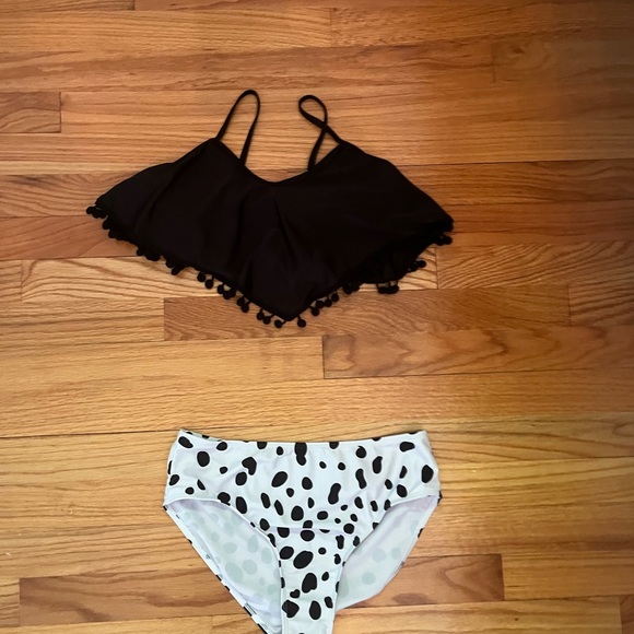 Girls Bikini Flowy/ruffled black top with cow print full coverage bottoms - Picture 3 of 3
